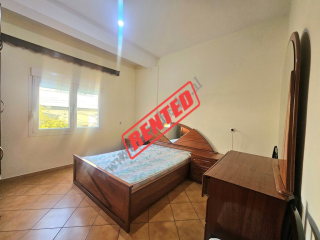 Apartament me 2 dhoma gjumi me qira ne rrugen Artan Lenja shume prane Inxhinierise se Ndertimit ne T